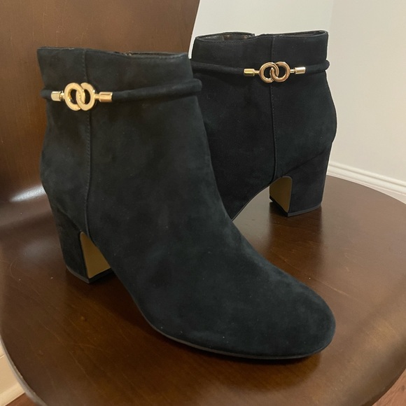 Bella Vita Diaz Booties Ankle Boots Womens 9.5 Wide Black Suede Shoes NWOB - Picture 2 of 9